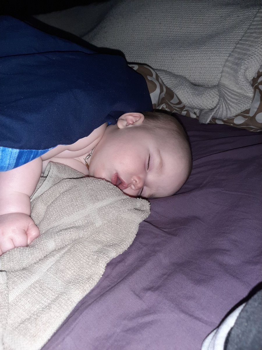 Le_Pofin's tweet photo. Bébé qui dort #teamNo5 https://t.co/ixhGoq9eSn