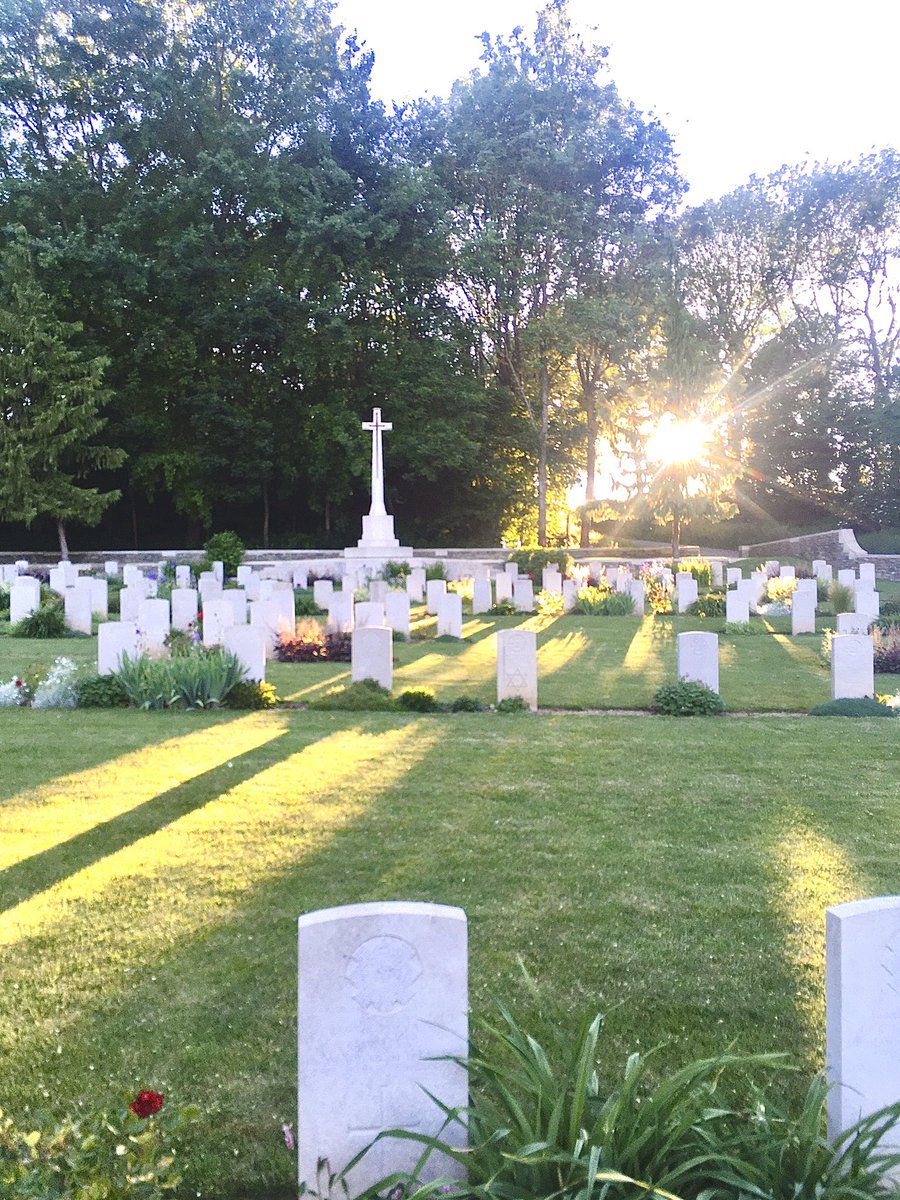 AndyJMAdams's tweet photo. A belated Tweet for @LukacsWinn that didn’t send on Tuesday … Sorry pal 🤦♂️ #Becourt #CWGC as the sun sets and the #RE lads rest in peace . #Sappers #UndergroundWar #WW1 #Somme #GreatWar @GreatWarNerd @HawthornRidgeCA @LauraGrindon https://t.co/UFllekXHrg
