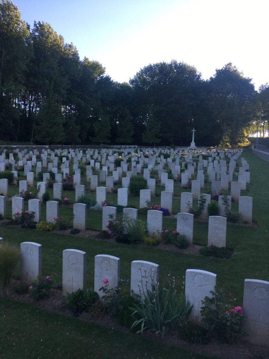 AndyJMAdams's tweet photo. A belated Tweet for @LukacsWinn that didn’t send on Tuesday … Sorry pal 🤦♂️ #Becourt #CWGC as the sun sets and the #RE lads rest in peace . #Sappers #UndergroundWar #WW1 #Somme #GreatWar @GreatWarNerd @HawthornRidgeCA @LauraGrindon https://t.co/UFllekXHrg