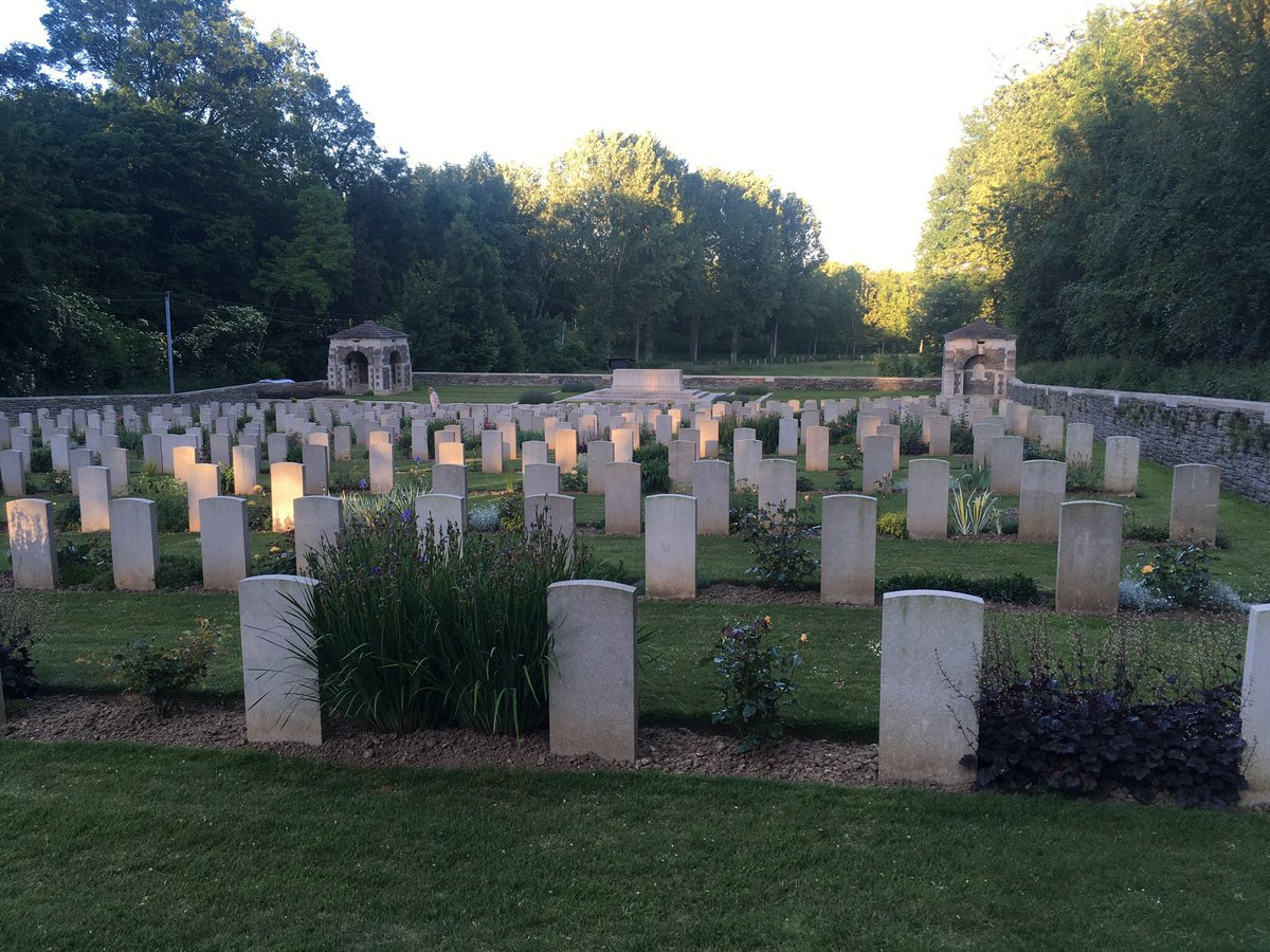AndyJMAdams's tweet photo. A belated Tweet for @LukacsWinn that didn’t send on Tuesday … Sorry pal 🤦♂️ #Becourt #CWGC as the sun sets and the #RE lads rest in peace . #Sappers #UndergroundWar #WW1 #Somme #GreatWar @GreatWarNerd @HawthornRidgeCA @LauraGrindon https://t.co/UFllekXHrg