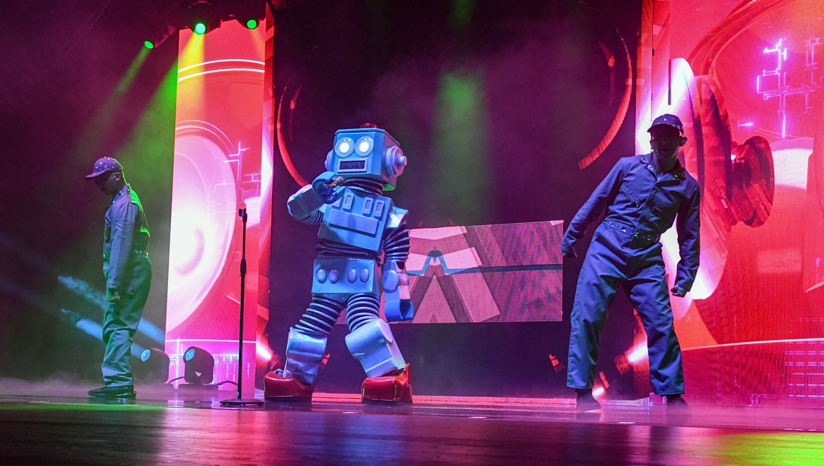 syrlandmark's tweet image. Get a glimpse into the fun-filled night of music and mayhem that is #TheMaskedSingerTour! All your favorite characters from the show, electric live performances from @natashabedingfield, and a local celebrity unmasked EVERY night 🎭