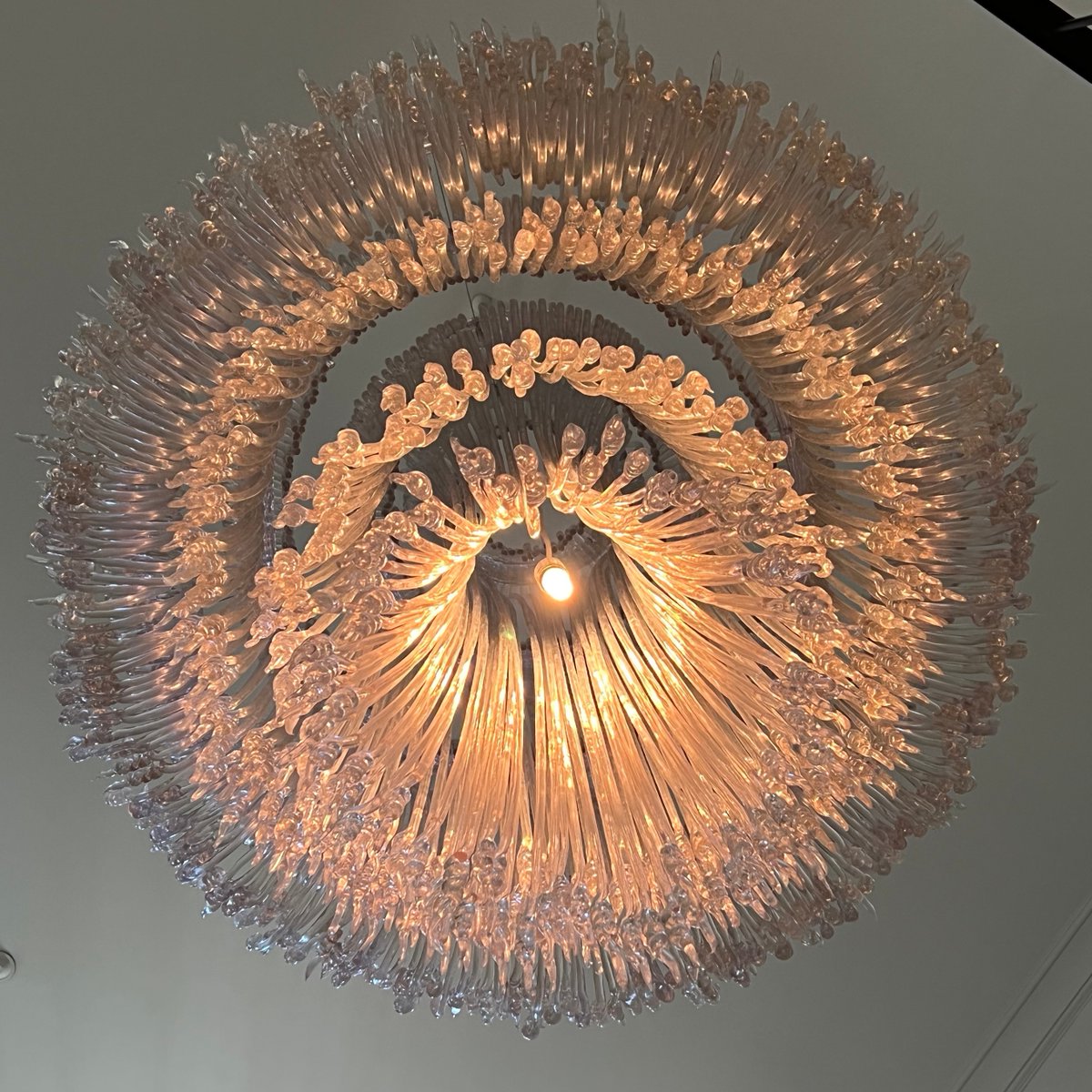 MStudioLA's tweet image. When your chandelier is just so cool. #SneezeChandelier in Transparent Resin by @jacopo_foggini

#entry #design #interiordesign #lighting #statement #chandelier #itsnotglass #resin #sneeze #lights #interiors