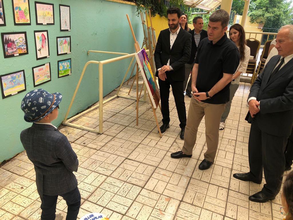 BesiktasMEM's tweet photo. Kaymakamımız Sn. Önder Bakan ve Şube Müdürümüz Sn. Ersan Öksüz Bernar Nahum İlkokulunda düzenlenen “Minik Eller Büyük Ressamlar” Projesi açılış programında öğrencilerimizle bir araya geldiler.@tcmeb @istanbulilmem @OnderBakan @turkogluozcn @bernarnahumio https://t.co/VjXKpO5xY1