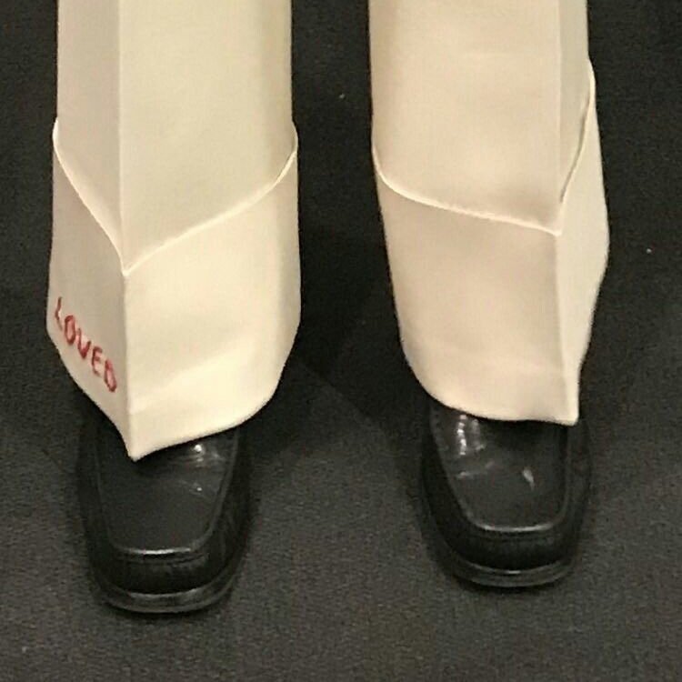 brightantidote's tweet photo. On This Day: Harry performing in Houston | June 7, 2018

For his show in Houston, Harry wore a cropped, peak lapel grey plaid jacket with flared trousers. The jacket’s fabric is from the Gucci Spring 2018 collection. The trousers are cuffed and have the word ‘LOVED’ embroidered https://t.co/SuEiDzrVIK