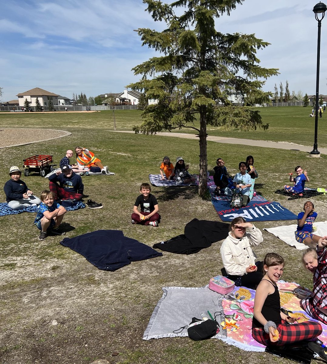 ChantilleLaura's tweet photo. We decided to do lunch picnic-style today! What a gorgeous afternoon! ❤️ #thirdgrade @ChristinaGFMPSD @FMPSD https://t.co/Lc5ZM0tHw9
