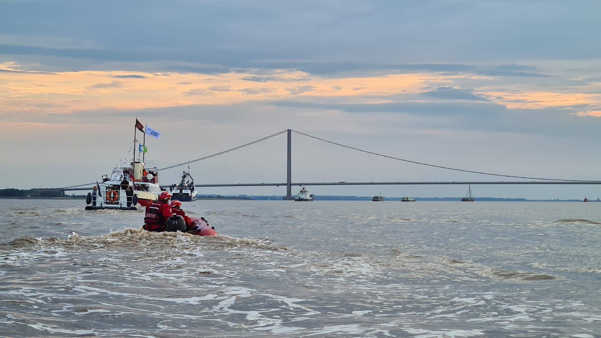 HumbersideFire's tweet photo. Fantastic photos from our boats at the Humber Flotilla this evening @HumberJubilee 
Enjoy the rest of the bank holiday weekend 🥳

#PlatinumJubilee #JubileeWeekend https://t.co/tW92AM7MmN