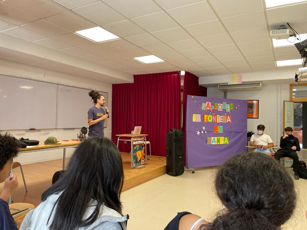 IesFSL's tweet photo. Hui la Fonteta s'ha posat en dansa amb el primer taller del programa #Rapsodes. L'alumnat de 1rESO ha creat un rap per declarar el seu rebuig a les guerres i el desig de pau. Els ha guiat Esteve, cantant del conegut grup valencià Auxili. https://t.co/M6QdBkfBhE