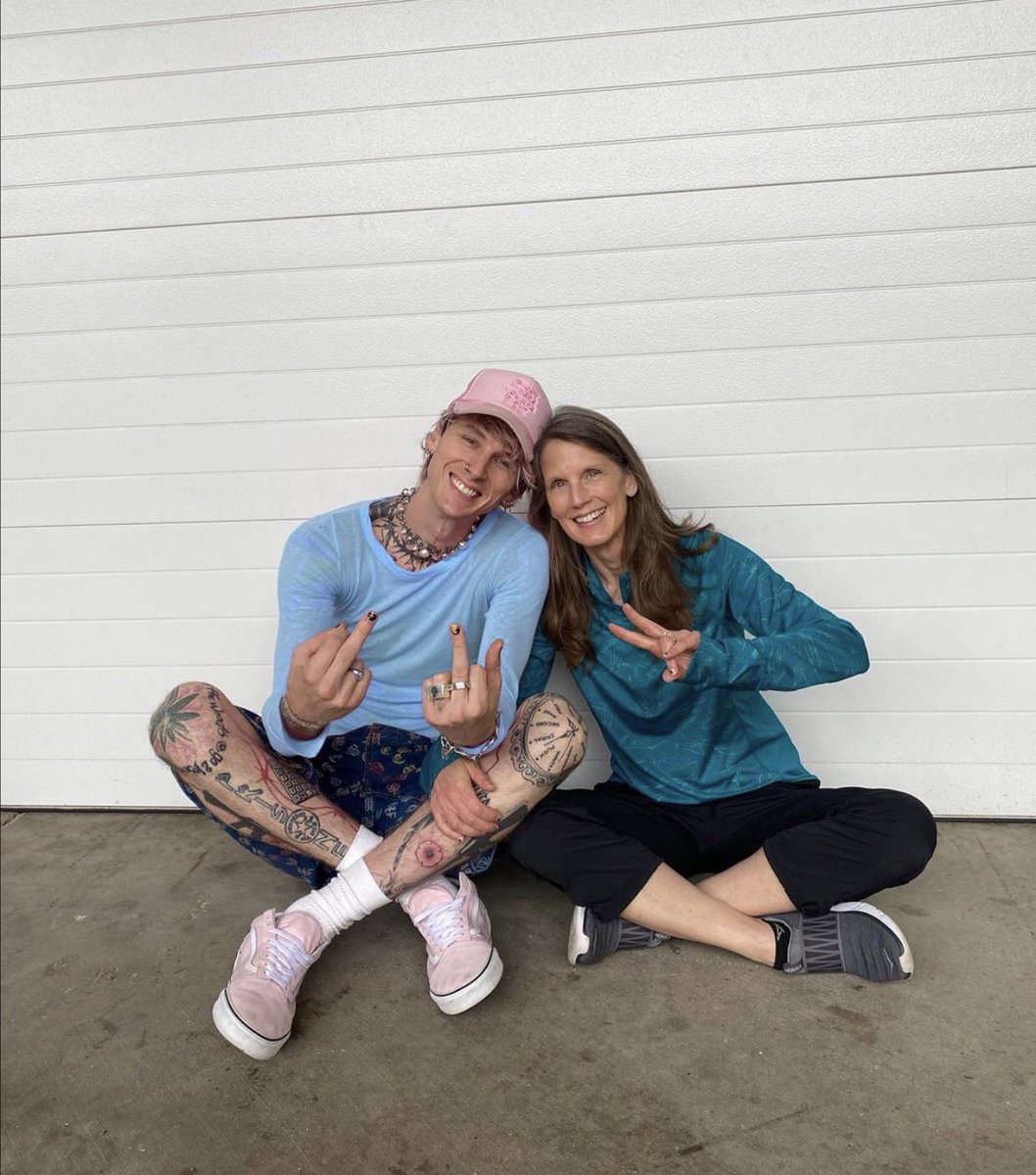 lyla19xx's tweet photo. throwback to this tweet from last year 🥺🤧 so happy for you @machinegunkelly ❤️ we love you https://t.co/nZmL3SaKLd