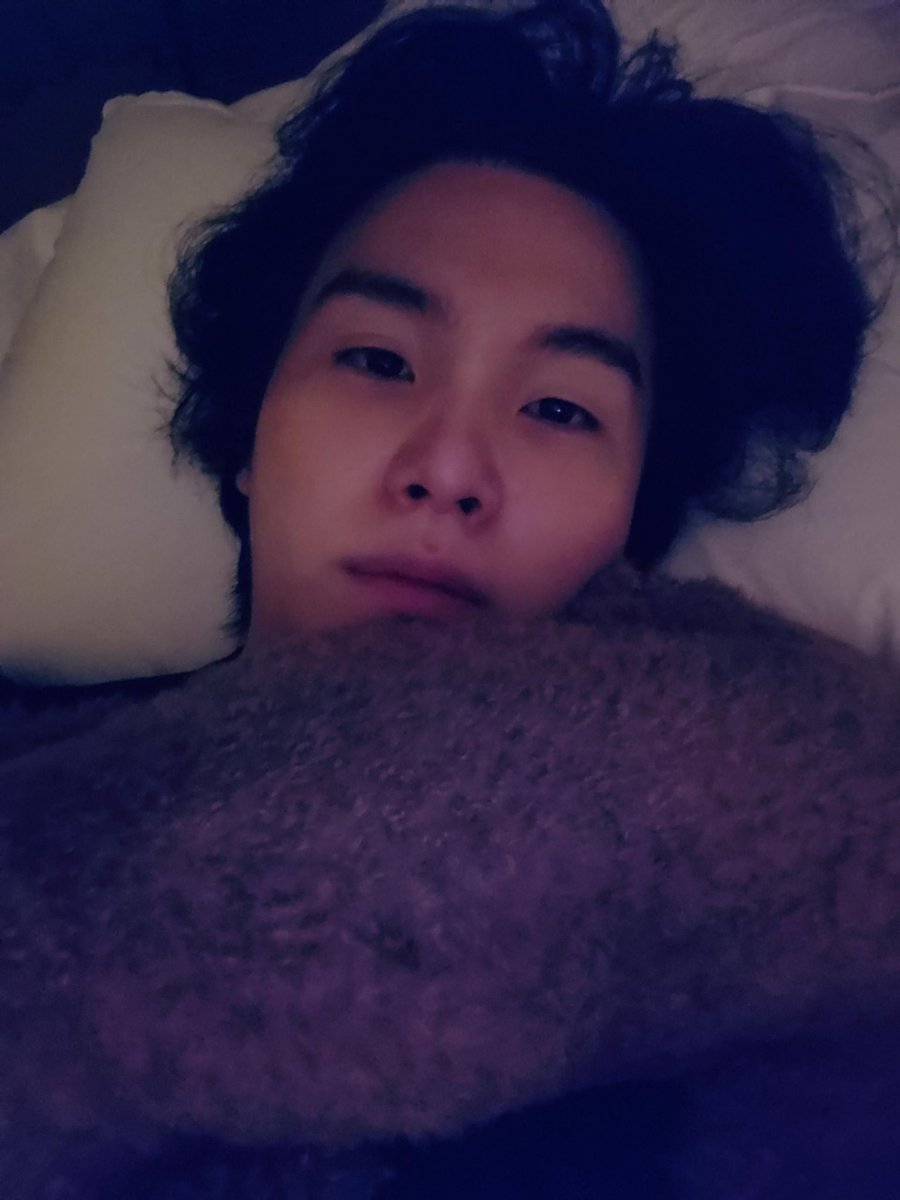 220603 yoongi on weverse

🐱 i’m at the bottom of the food chain in this household

this is holly, not a scarf

holly why are you sleeping on top of me…