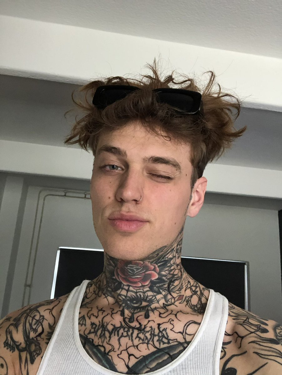 itaintaaron tweet picture