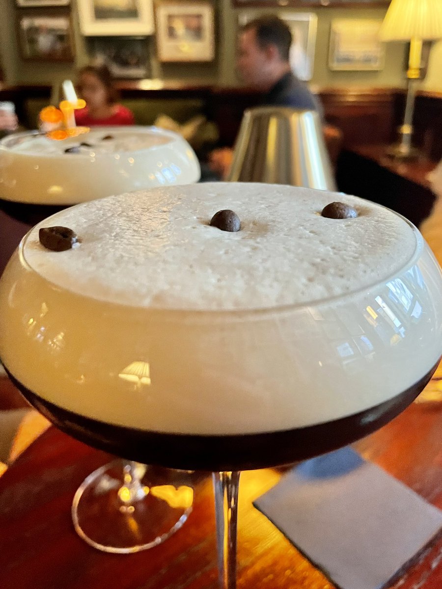 Pehroo's tweet photo. U čast jubileju kraljice Elizabeth II

🍸 Espresso martini
📍 The Game Bird, London https://t.co/lY4fahRj7n