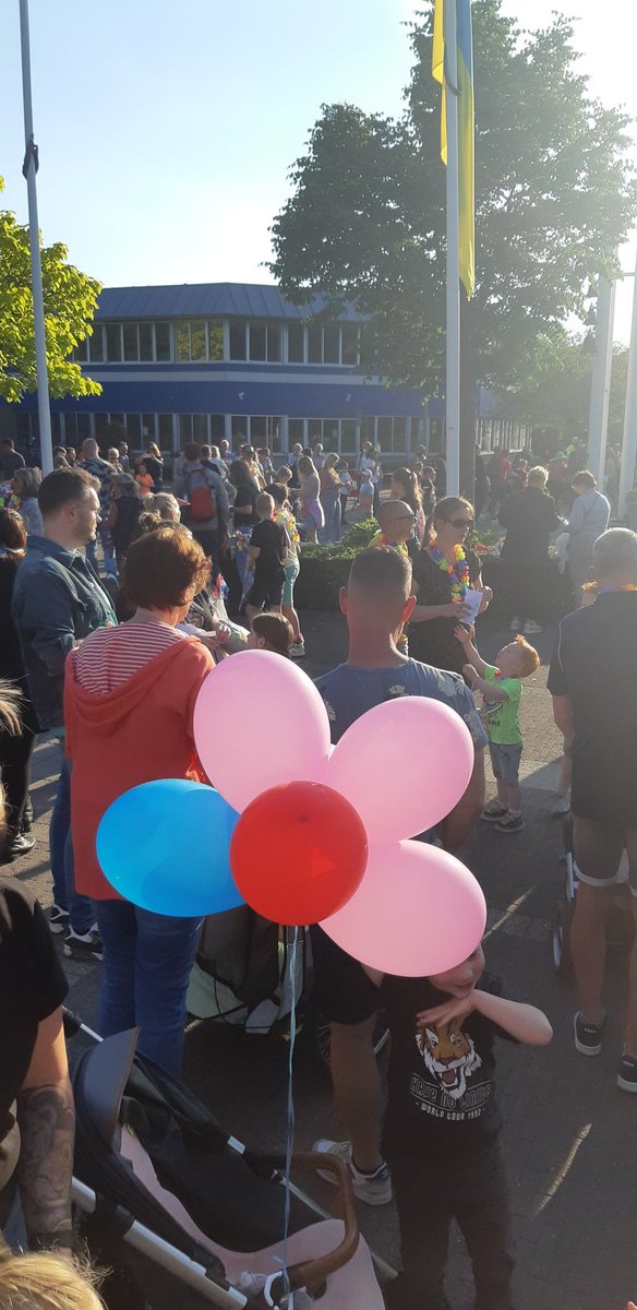 Flink druk bij de laatste loop van de #avondvierdaagse <a href="/gemeentehia/">Hendrik-Ido-Ambacht</a> Kinderen halen hun verdiende medaille op en lopen even langs burgemeester <a href="/janheijkoop/">Jan Heijkoop</a> voor een klein presentje.  #topsfeer