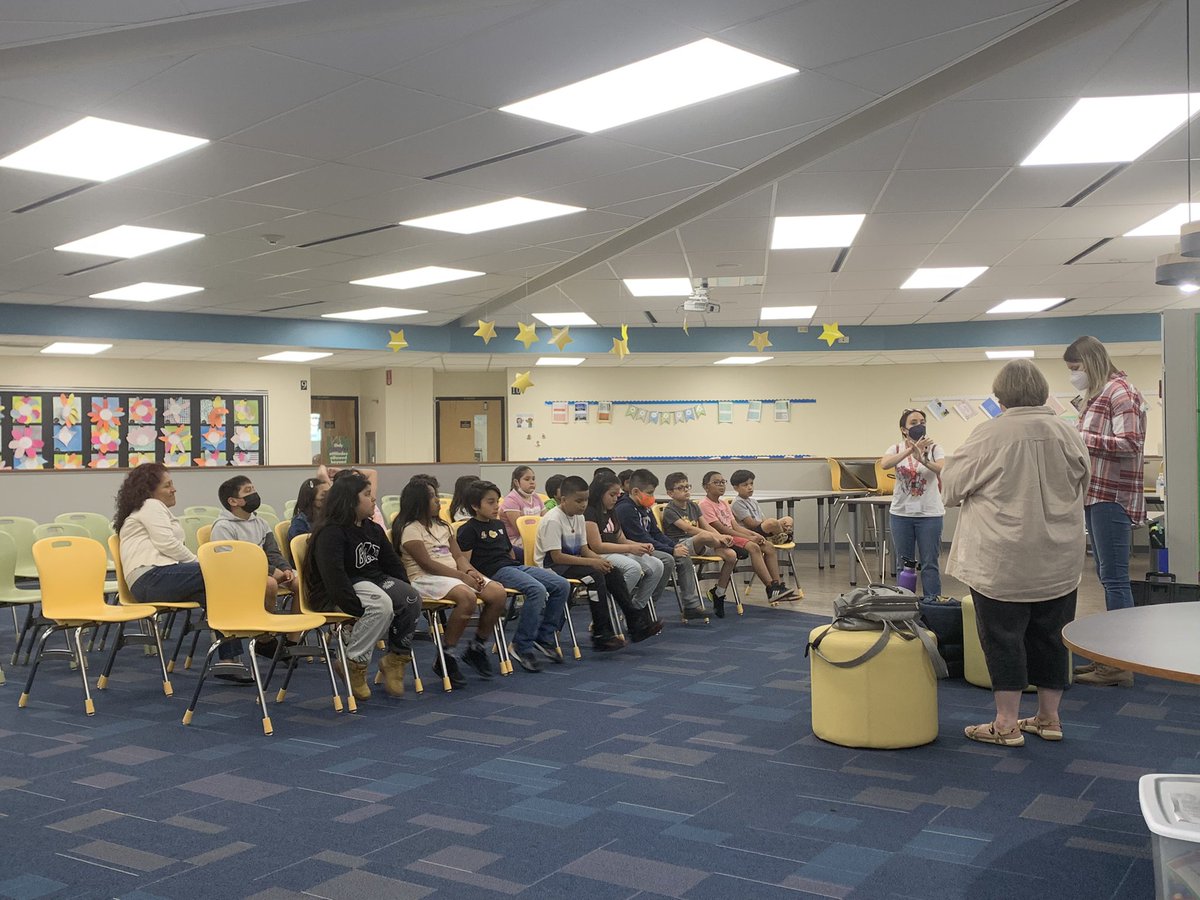 MrsTokarczyk's tweet photo. Thank you to @WoodDaleLibrary for coming to Westview school today and sharing information about the exciting summer reading program! Make sure to get signed up &amp; start reading!! 📖@WestviewSchool1 #wdsd7 https://t.co/SSGa9xbQVm
