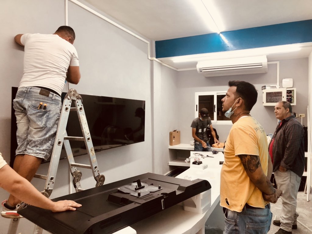 infoGEOcuba's tweet photo. #infoGEO ultima detalles para la puesta en marcha de la sala situacional del @citmacuba 🖥🖥🖥🖥🛠🧰🪛🔧
@PNUDCUBA @AMA_CUBA @igtcuba @CITMATELOficial @XETID2 https://t.co/HiCOuXWSyZ