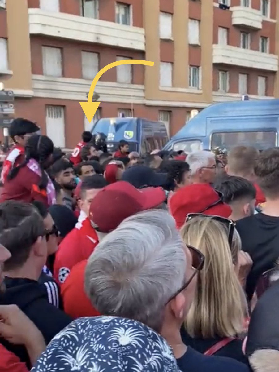 Long shot, but if this is your lad I had on my shoulders, please get in touch. I’m sure they were ok, but I’ve been thinking about the dad, his kids and his pregnant mrs, hoping they were fine after this. He has a Diogo J 20 shirt on, was maybe 8 y/o #lfc #lfcfamily <a href="/DiogoJota18/">Diogo Jota</a>