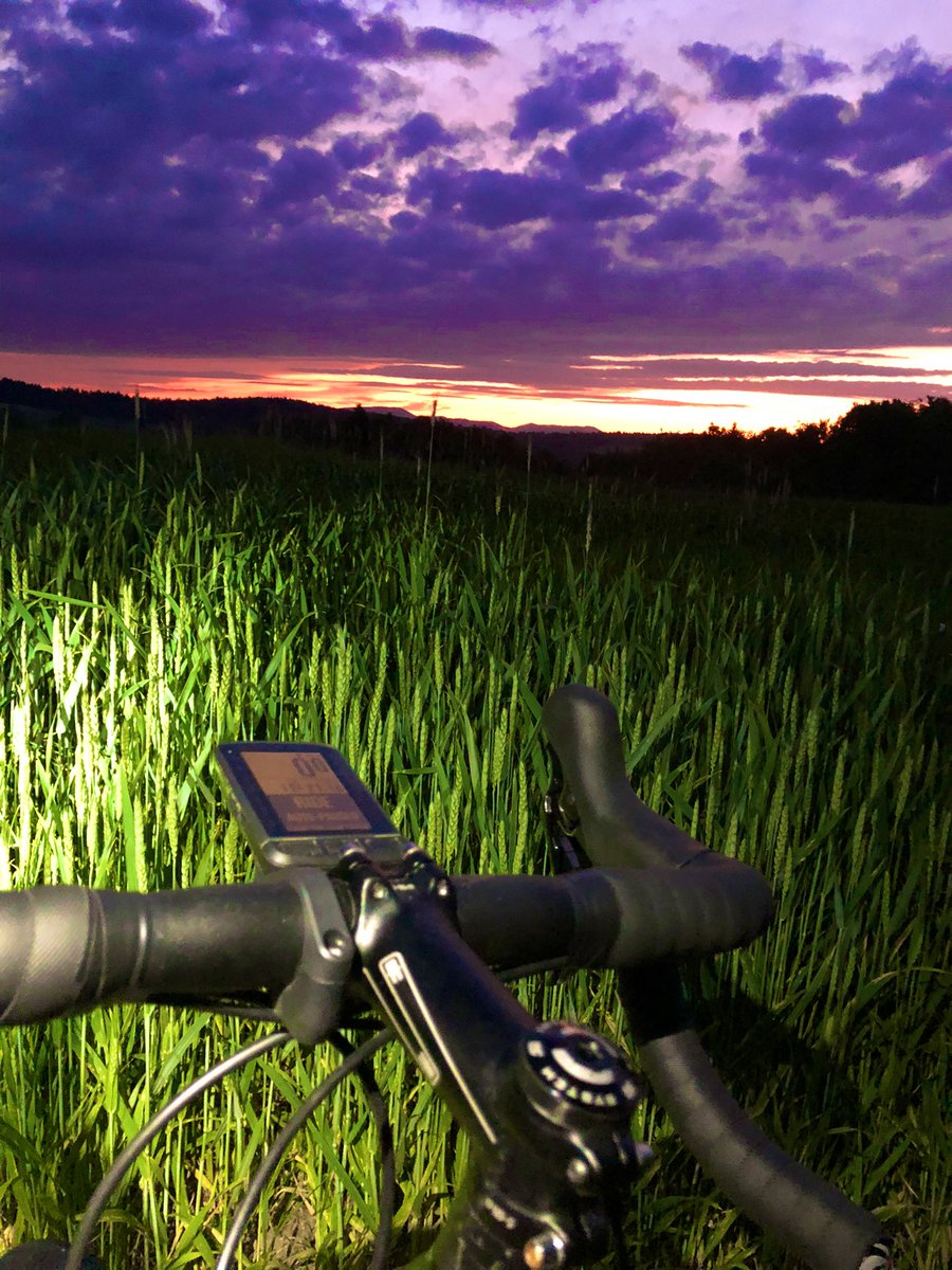 SadykPasza's tweet photo. Warto było trochę przepchać te korby żeby z góry zobaczyć ten zachód 🚵🏻♂️🤗 #Barcice https://t.co/XpS8uzXlFv