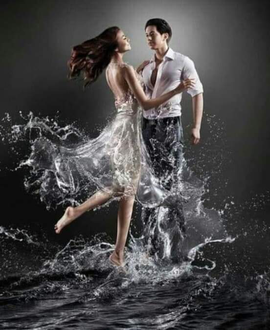 اه من لحظة اللقاء 
من الغياب
 وأنين البعاد.
عيني تجي
 في عنيه بنسي 
الدنيا وهو معايا.
عيني تبكي وتلومه
 علي الغياب بعتاب بحنية..
قلبي يرقص 
بين ضلوعي ويضم
 قلبه بلهفة وشوق.
وايدية تجي في أيديه
 ترتعش بلهفة
 الشوق وحب.
انت مليت عليه دنيتي
 وخليت لعمري 
معني 
وإحساس.
اه من اللقاء