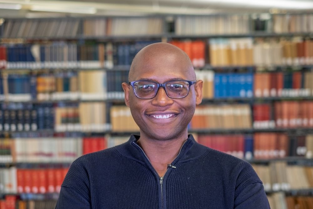 Wonder what #Afrofuturism is? Julian Chambliss (<a href="/JulianChambliss/">Julian Chambliss</a>), a @michiganstate English Professor, answers questions about Afrofuturism and how it shows up in art and culture. He'll also be keynoting MSU’s Juneteenth Celebration on June 17. Learn more: cal.msu.edu/news/ask-the-e…