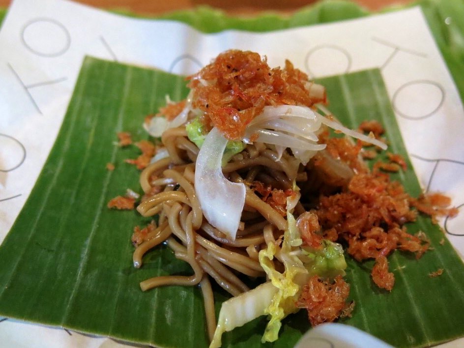 #HabHab: miki lucban, coconut shoots, alamang (krill) by award winning #ChefJordyNavarra from #ToyoEateryManila at #SiriSala.
ก๋วยเตี๋ยวผัดฟิลิปปินส์

#Asia50BestRestaurants #Filipinocuisine #อาหารฟิลิปปินส์ #TravellingChefsSeries #commecestbon #dinewinestyle #สายกิน #foodies