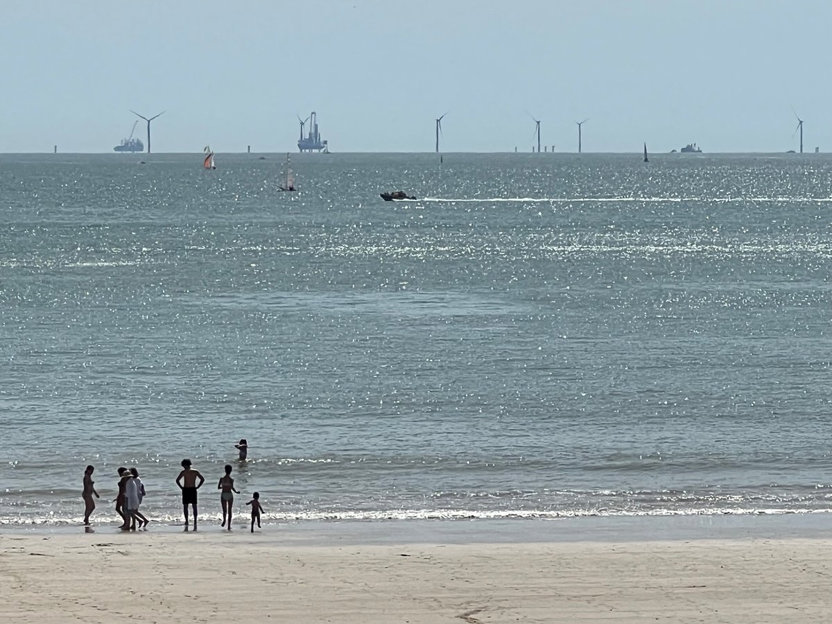 LaurentGaudeau's tweet photo. Ces 20 éoliennes au-delà de la baie choquent résidents et touristes. Elles seront 80 et produiront 120 GwH soit dix fois moins que les 1200 GwH nécessaires pour une population de 300 000 habitants: la puissance d’une centrale nucléaire. Qui a validé ce choix monstrueux? https://t.co/IhNnm4NKma