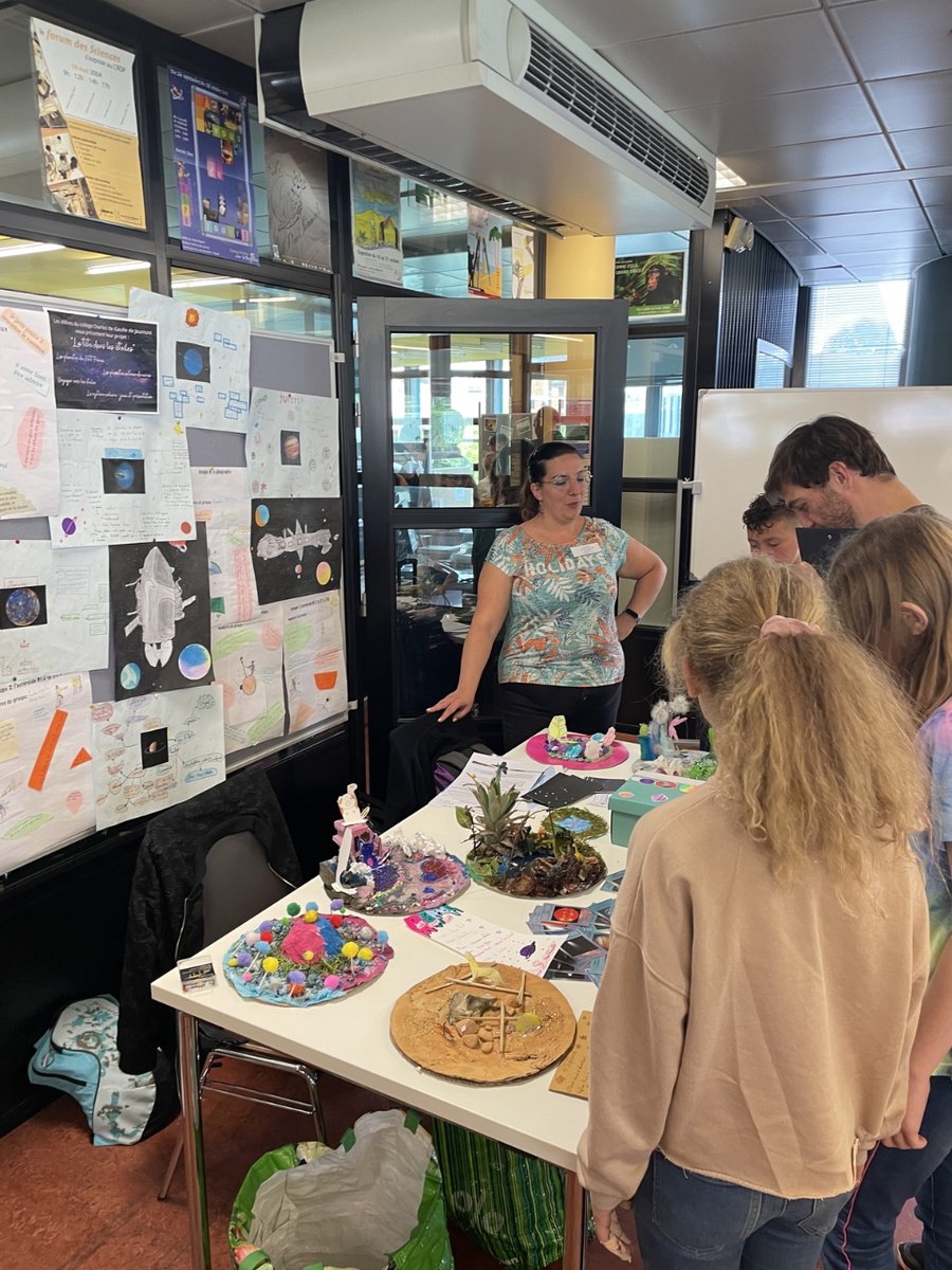 sciencesnco's tweet photo. @forum_sciences On a aussi retrouvé les élèves du collège Anne Frank de #Roubaix, déjà rencontrés au mois d'avril. Et on est drôlement fiers d'eux : avec leur projet de construction de bateau pop-pop, ils ont gagné le Prix de la Débrouille. 

Un GRAND bravo à tous ! https://t.co/ymuLUt7fvY