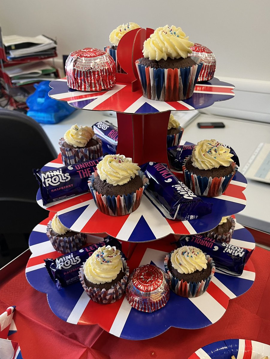 kagneys's tweet photo. Celebrating the jubilee the ward 20 way…….decorations and food 😉😍 Best team ever ❤️❤️❤️ https://t.co/IbCXQ7EGVs