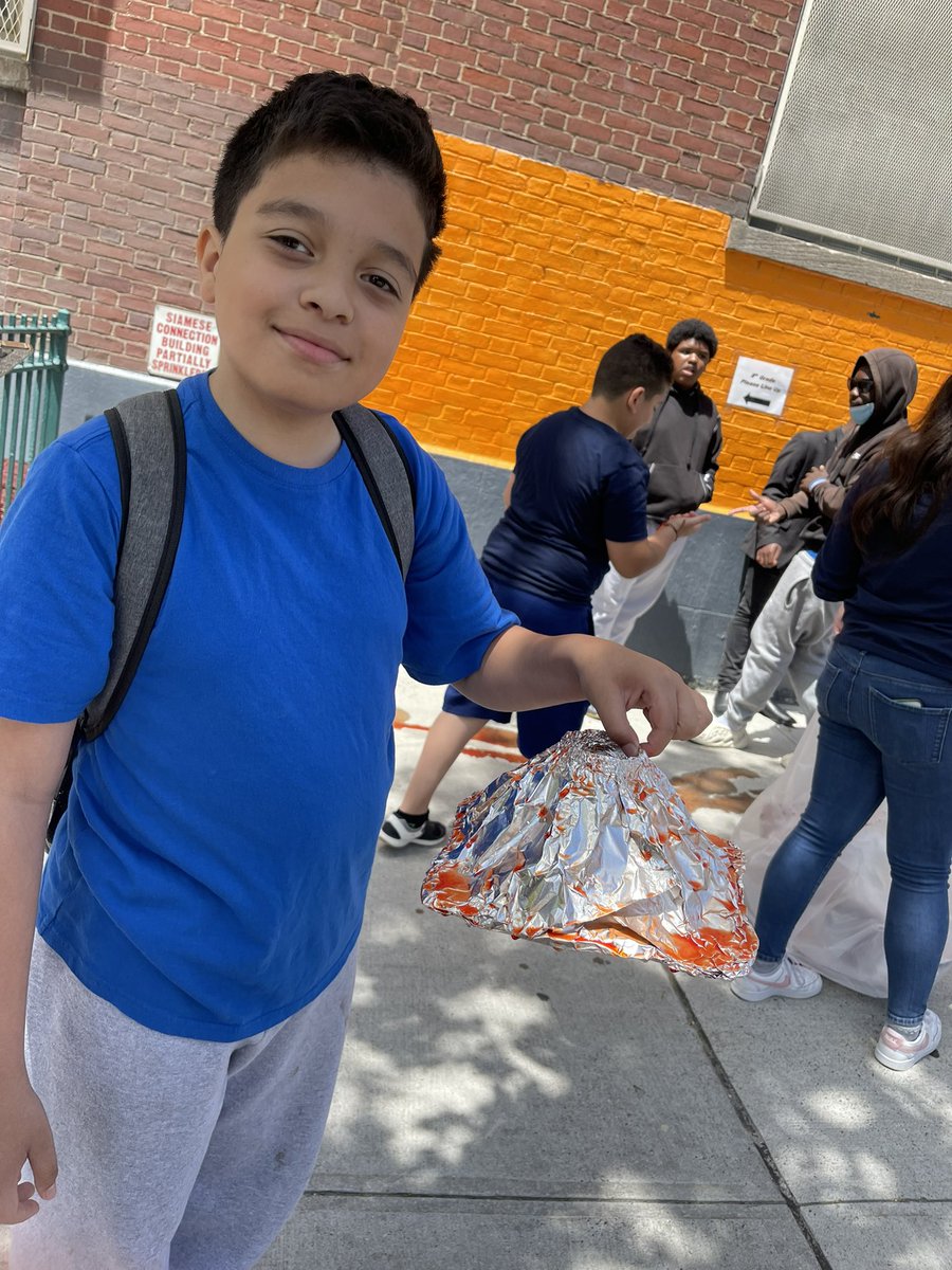 BWA09x323's tweet photo. Making volcanoes in science class! More info at https://t.co/7exGWeAv34 @ucs_uft @CSD9Bronx #NYCDistrict9 #BronxCouncilDistrict16 #BronxCommunityBoard4 @NYCSchools @NYCMayorsOffice @DOEChancellor @nycgov https://t.co/gwIU0uLiVb
