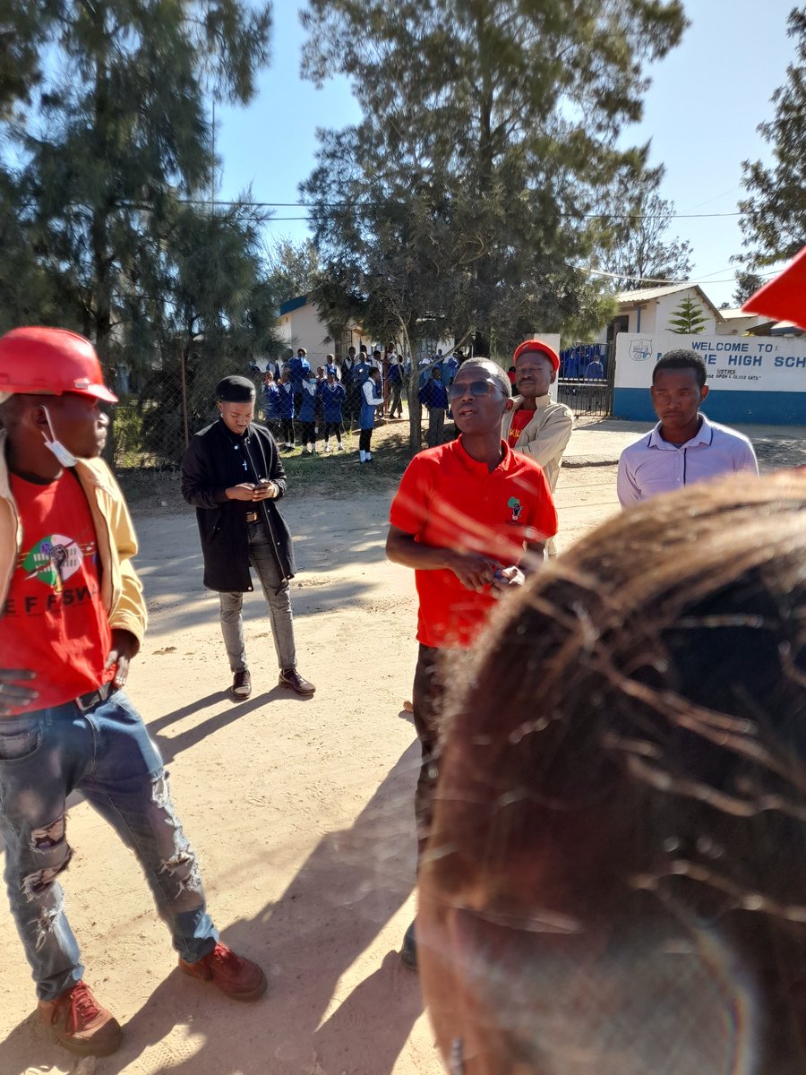EffSwaSC's tweet photo. EFF SSC president cde Mpendulo Dlamimi adressing the fighters after the warm welcome from Mhubhe high school students✊
#SitofundzaNgenkhani
#Asijiki https://t.co/cPlMIMpkep