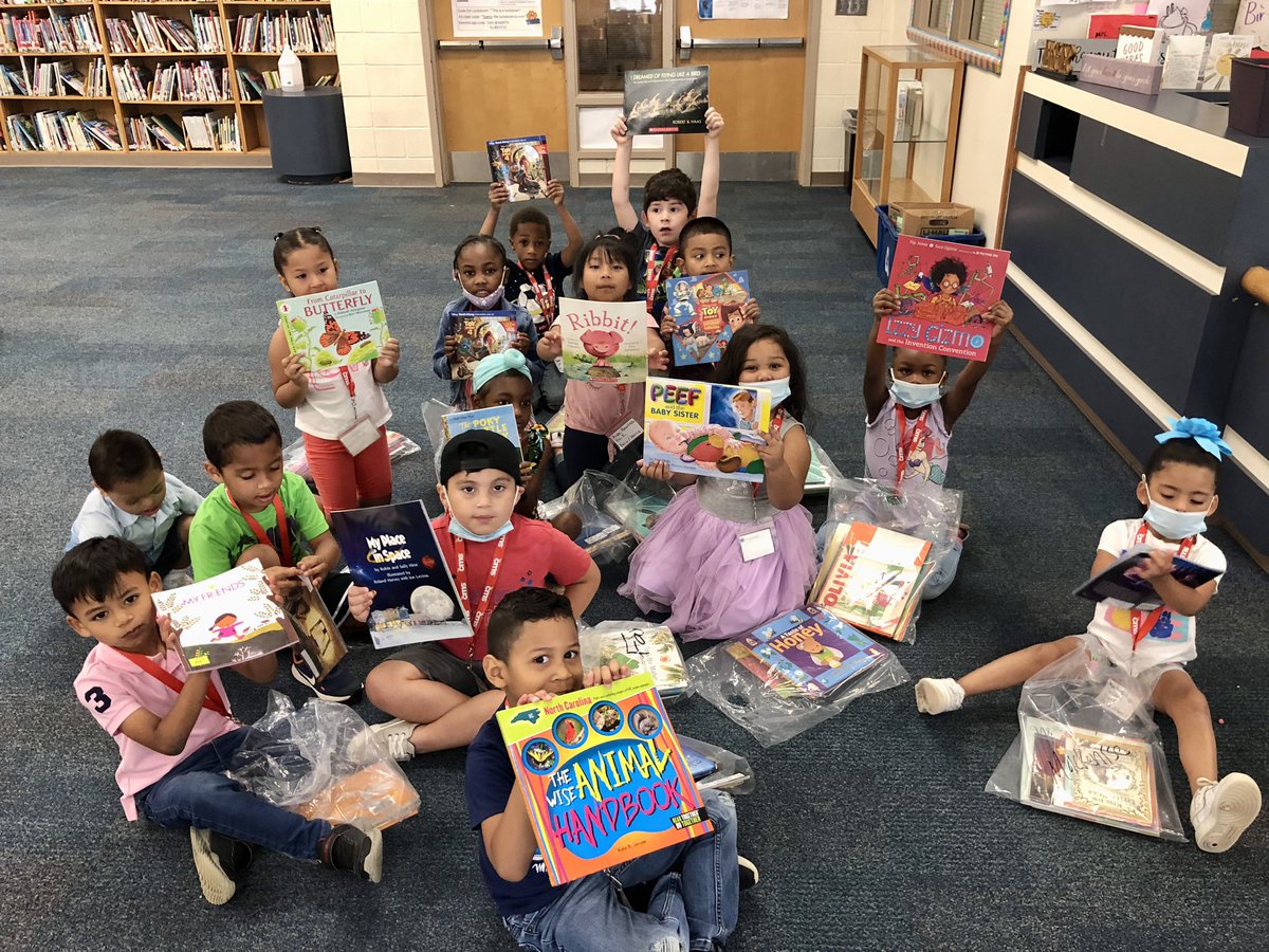 SterlingElemen1's tweet photo. “I look like her!” -student “I’m in this book!” -student Thank you @PromisingPages for sending us books our kids feel seen in! 📚 🖤🤍🤎 @CharMeckSchools #wearecrew #sterlingpride🐯 #choosejoy🌈 #BooksonBreak https://t.co/LHqbl1i4AM