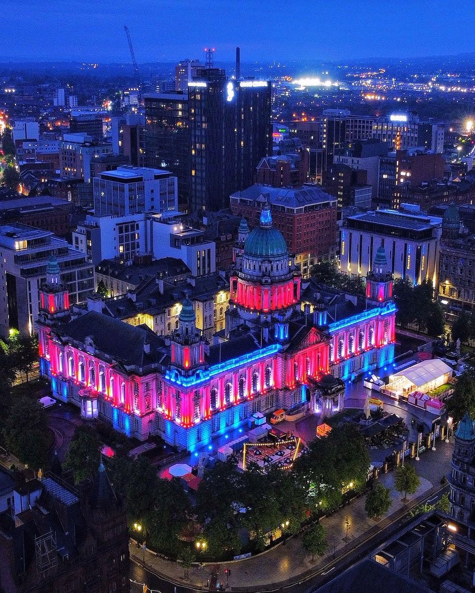 love_belfast's tweet image. Belfast City hall illuminated tonight to mark The Queen’s Platinum Jubilee. 

📸 travellernorthernireland

#PlatinumJubilee 👑 #belfast