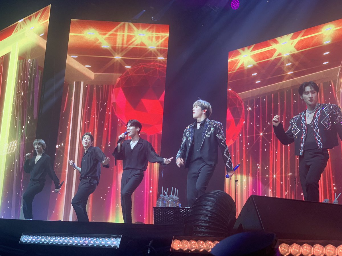 _neokore's tweet photo. HELLO I know it’s been literal eons since I’ve used this account, but I saw MX last night and it was AMAZING 🥺❤️ https://t.co/INHm6dM6UV