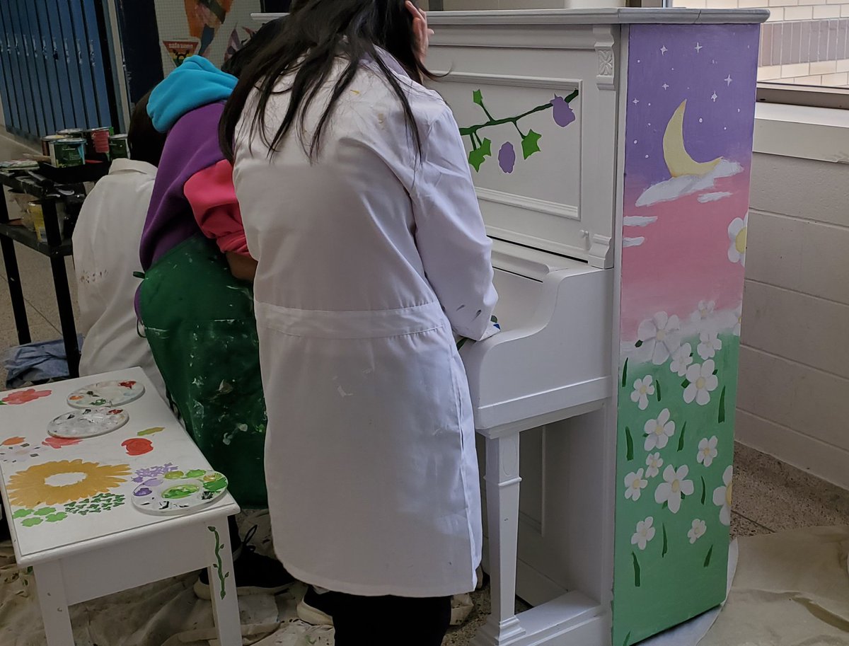 OakVisual's tweet photo. The piano project is coming along nicely! The Oakridge Art club has been hard at work decorating it for the upcoming Hyde Park Pond Fest.  Beautiful work Oaks!🎹🎨 @Oakridge_SS @hydeparkBIA https://t.co/ivEWmFC1ZI