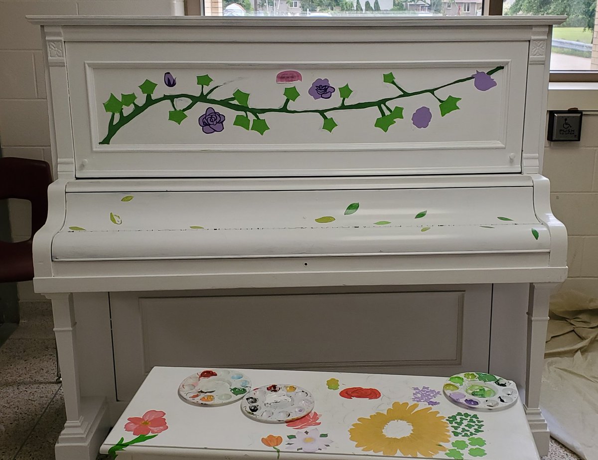 OakVisual's tweet photo. The piano project is coming along nicely! The Oakridge Art club has been hard at work decorating it for the upcoming Hyde Park Pond Fest.  Beautiful work Oaks!🎹🎨 @Oakridge_SS @hydeparkBIA https://t.co/ivEWmFC1ZI