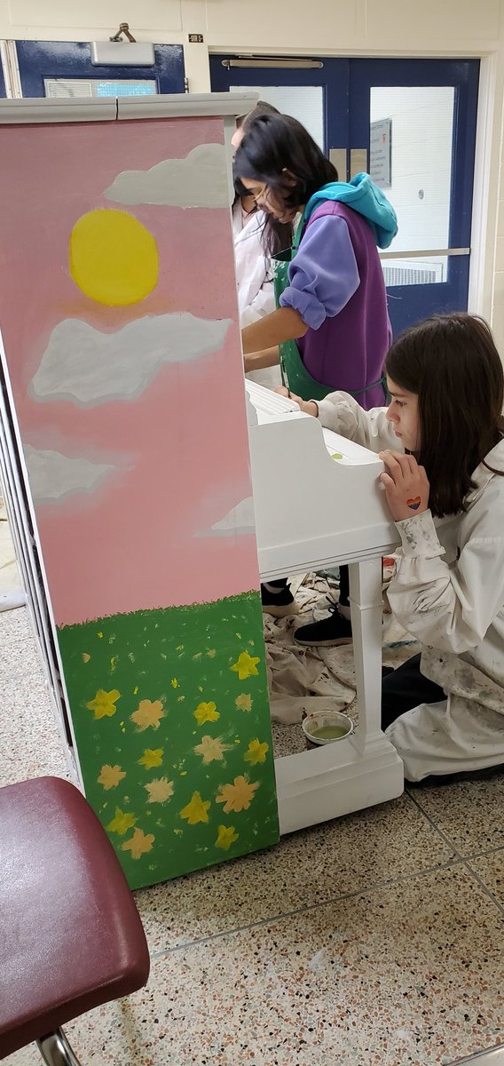 OakVisual's tweet photo. The piano project is coming along nicely! The Oakridge Art club has been hard at work decorating it for the upcoming Hyde Park Pond Fest.  Beautiful work Oaks!🎹🎨 @Oakridge_SS @hydeparkBIA https://t.co/ivEWmFC1ZI