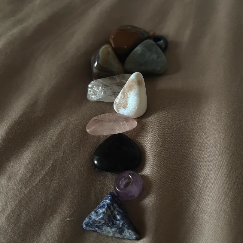 ArcherBeckett22's tweet photo. I found some old crystals laying around. No more depression allowed 💔
.
.
#crystals #crystalhealing #crystalwrapping #obsidian #sodalite #amethyst #howlite #tigerseye #rosequartz #quartz #labrodite #botswanaagate https://t.co/hdgRQYaL7m