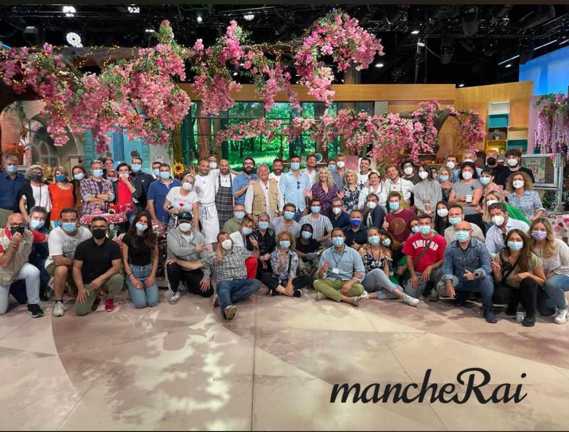 antoclerici's tweet photo. La mia meravigliosa squadra di @MezzogiornoRai1 grazie a tutti x la straordinaria stagione! Domani ultima puntata❤️ https://t.co/uwAjIT5rN7
