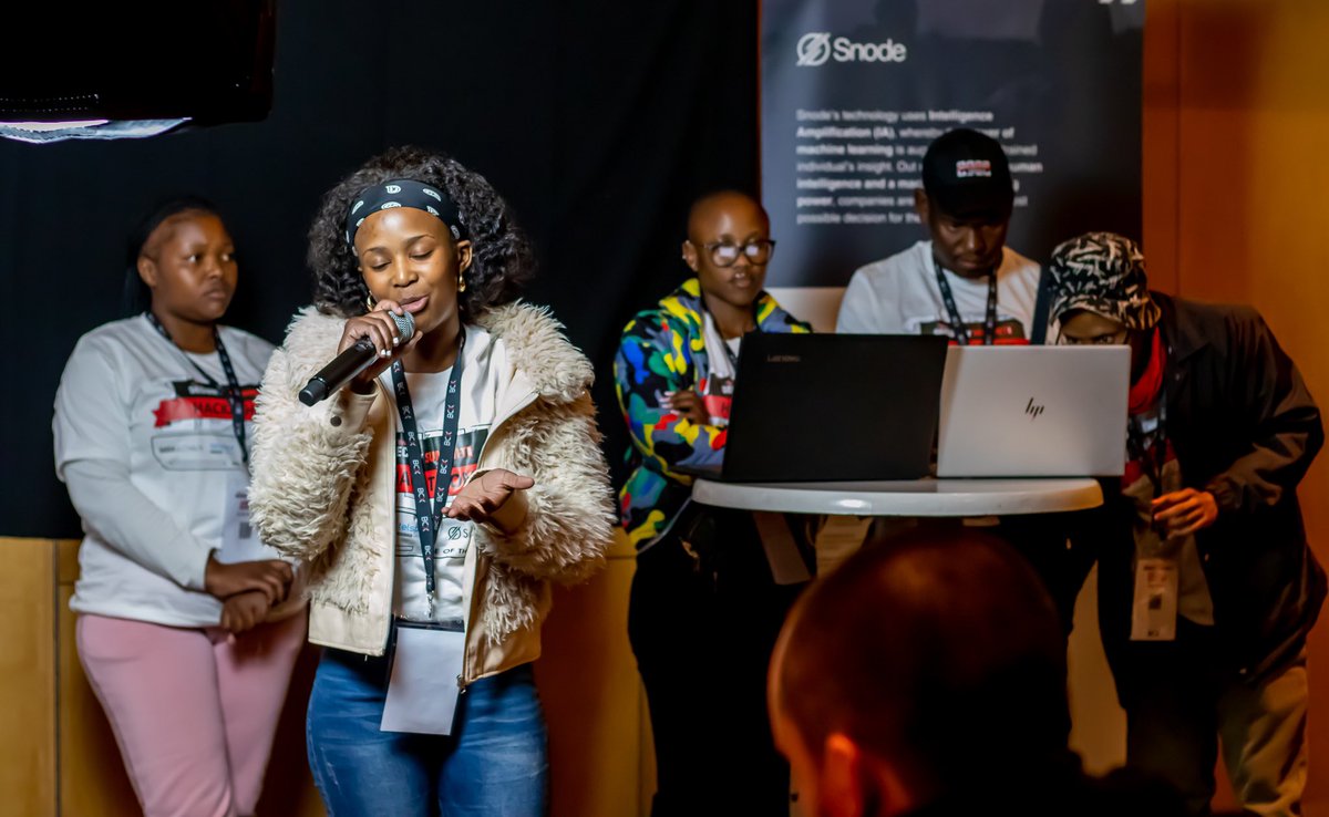 raeketsetsa's tweet photo. CODER WENA GIRL 👩🏽‍💻

#ss22Hack #WomenInTech @ITWeb https://t.co/1BRLSuXni7