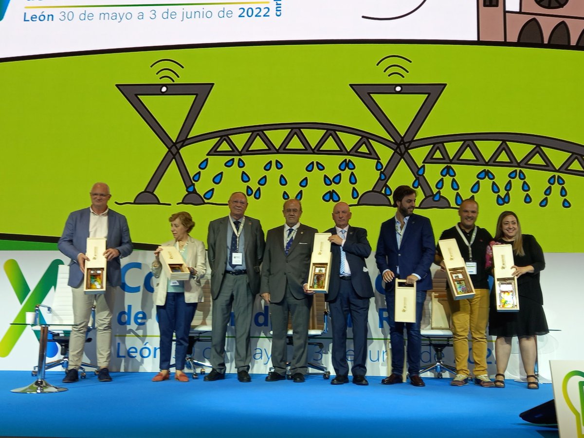 Las personas que forman el comité organizador del Congreso hoy han tenido un merecido homenaje. Sin su esfuerzo y dedicación hubiera sido imposible que este cita fuera realidad. ¡Enhorabuena por vuestro trabajo! 👏👏👏👏

#CNRLeón22 #regadío #congreso