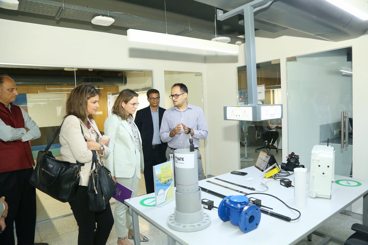 Ministere_TNRA's tweet photo. Mme @MezzourGhita a visité le «Center of Excellence for IoT &amp; IA in India» pour découvrir les réalisations des startups accompagnées par ce centre, et de discuter les opportunités d'échanges d'expériences entre les écosystèmes des startups au #Maroc et en #Inde. https://t.co/bagUhzE2aD