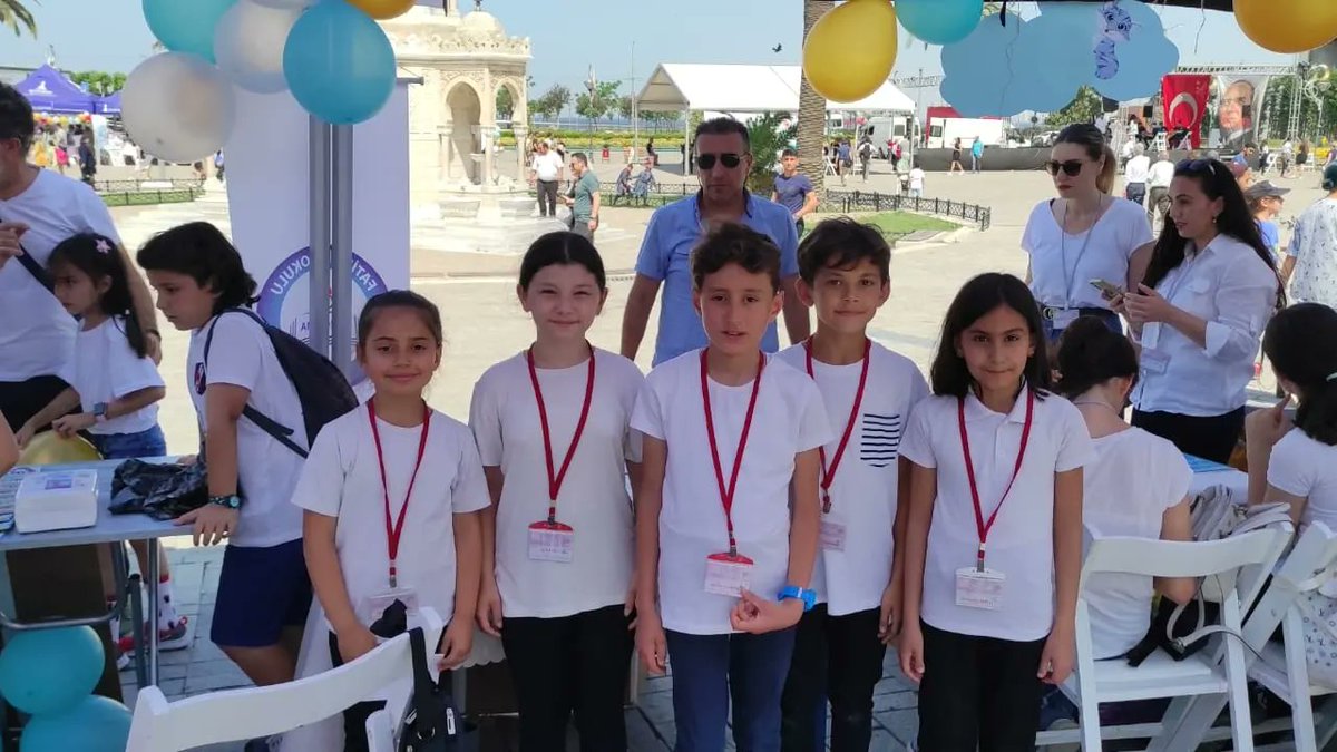 Geleceğin Yazarları Projesi İzmir Konak meydanında düzenlenen kitap fuarında tanıtıldı. Fuara okulumuz ögrencileri de yazdıkları Minik Kalemler kitabıyla katıldılar. Sergimizi İl Milli Eğitim Müdürümüz Sayın Dr. Murat Mücahit Yentür ziyaret etti. <a href="/izmirmem/">İzmir MEM</a> <a href="/BergamaMEM/">Bergama MEM</a>