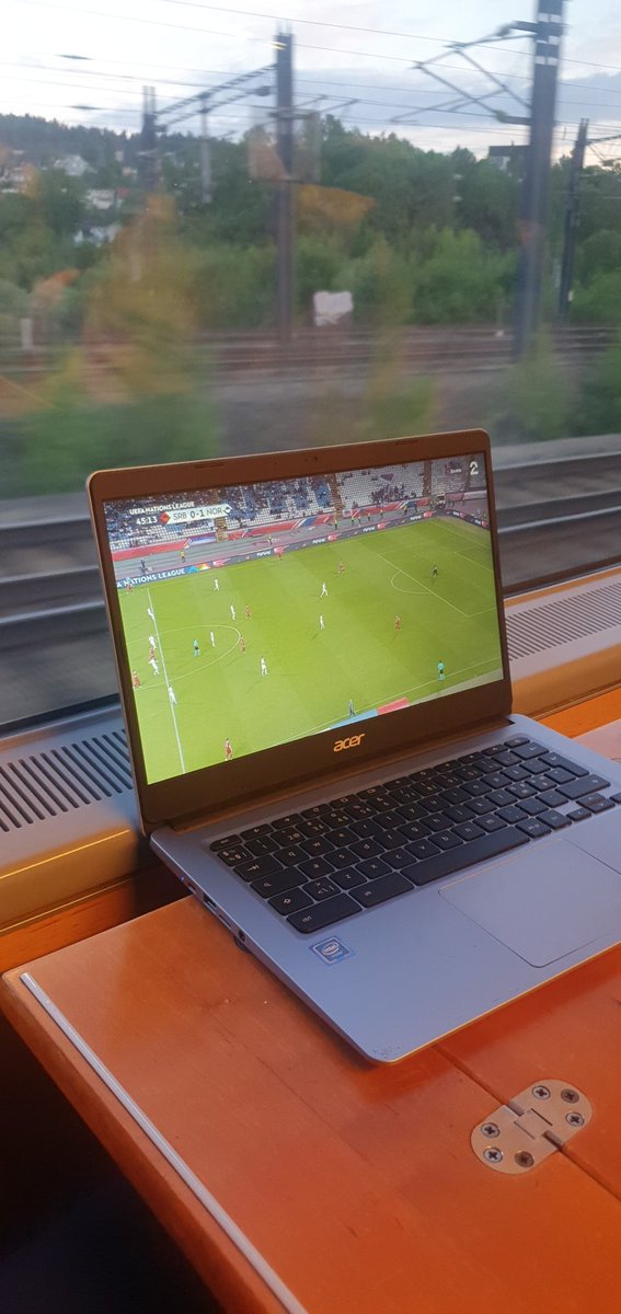 Sitter på toget fra Åndalsnes til Oslo. Stockholm imorgen. Friends Arena på søndag. Ta med trompeten fra Beograd, Rune Tribune! #runetribune #trompet #kjøh