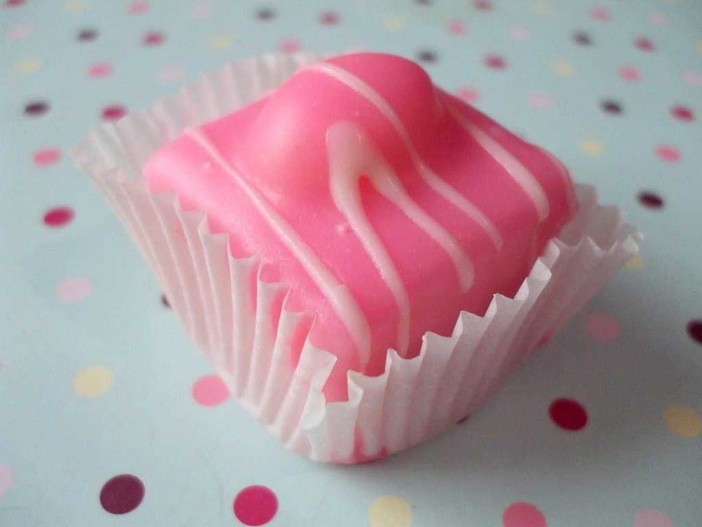 saulhuntman's tweet photo. Queen Elizabeth II as fondant fancies. #PlattyJoobs https://t.co/MWAaraKu0n