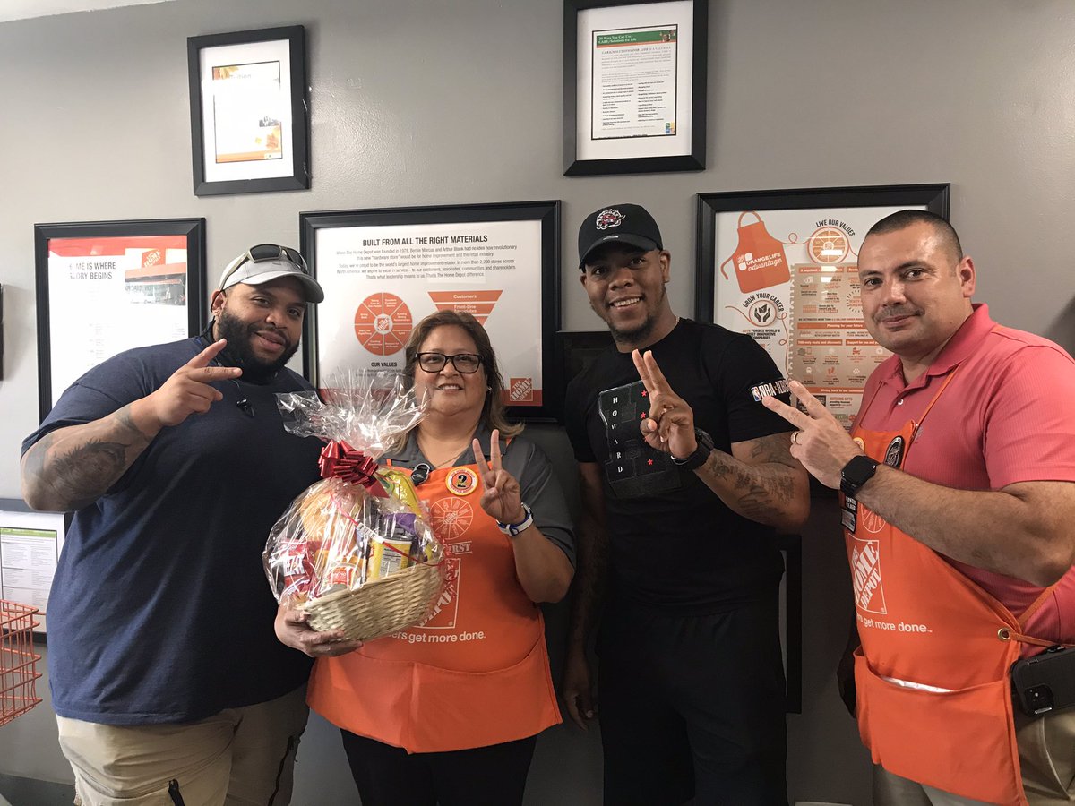 Congratulations <a href="/Cleo45078280/">Cleo</a> on your 2 yr HD anniversary! Thank you for the strong leadership &amp; the help on keeping our shrink #s down. The knowledge you bring is impeccable! We are blessed you joined #D160DistrictTeam🧡🧡@Marcy_olivarez <a href="/Robs_Sanchez255/">Robert Sanchez</a> <a href="/Derek_Ruiz1216/">Derek Ruiz</a>