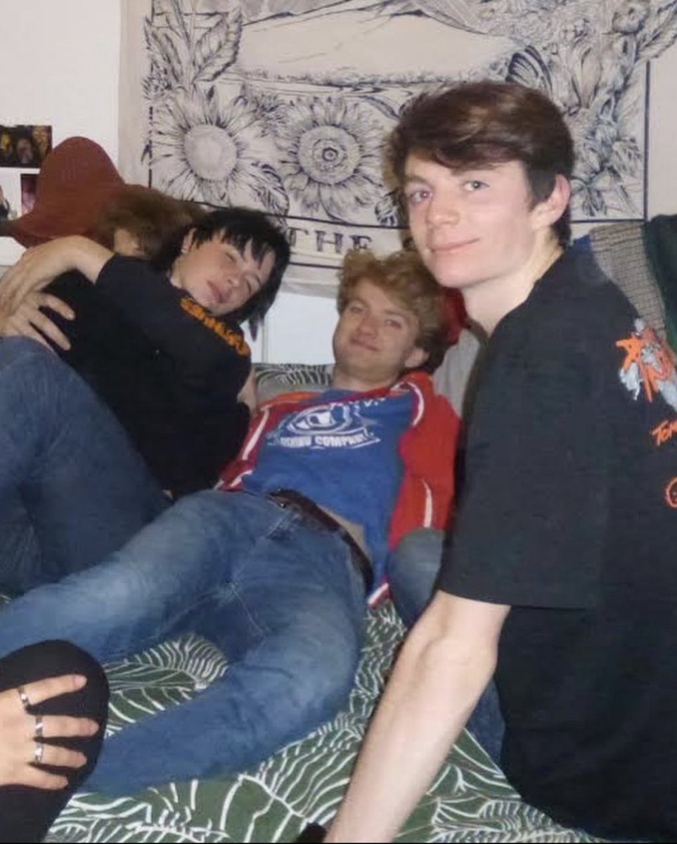 brainrotSana's tweet image. &quot;they are so trashed and wasted&quot; maybe tommy bill and ranboo but not freddie. badlinu has all his lights ON and Shining.