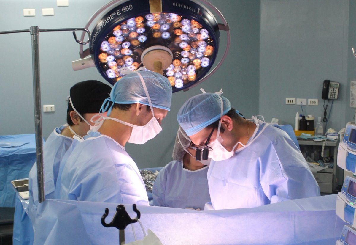 STalcahuano's tweet photo. Iniciamos este #viernes informando que sí hay esperanza. Gracias a la voluntad de 2 personas respecto a donar sus órganos, el Hospital Las Higueras del @STalcahuano pudo -en menos de 24 hrs- realizar esta semana 2 trasplantes renales, quienes se recuperan satisfactoriamente. https://t.co/sjSeHK3W87