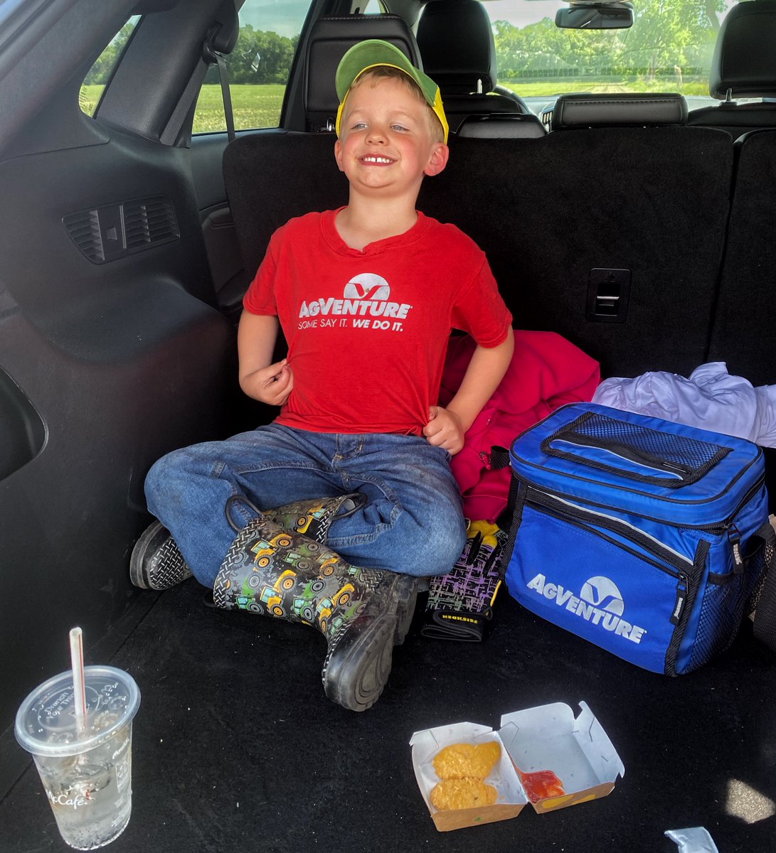 AgventureDM's tweet photo. We love our farmers, no matter their size! This guy is taking a break after helping his papa put on some 28. PS: Good call on the nuggets! #agventuredifference #Plant22 https://t.co/1RSJbgMlOM