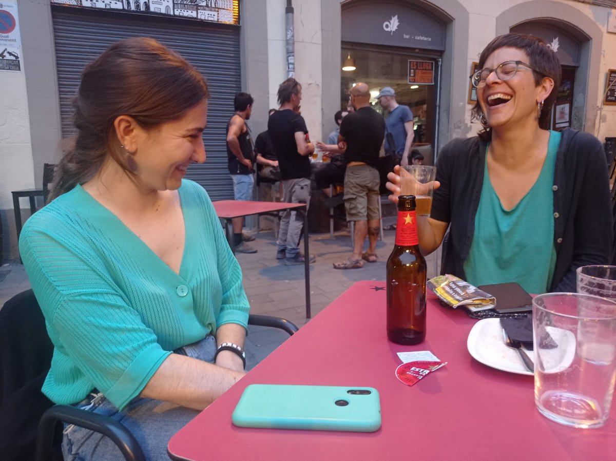 Etespuj's tweet photo. Estilàs de les regidores de @FemManresa Combinació i complicitat inclús amb el mòbil #cuquicup @ru_alegre @gemmaboixpou @PoliticayModa https://t.co/lXDa44th43