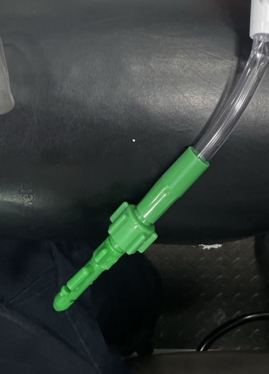 FOAMedic1's tweet photo. @rykerrmedical This connector connects directly into the oxygen port, or can be unscrewed and screwed onto a regulator. This supplies the device with 100% FiO2, but the Pulmodyne CPAP system uses a Venturi device (big orange part) &amp;delivers 30%. https://t.co/569F9Mo2bk