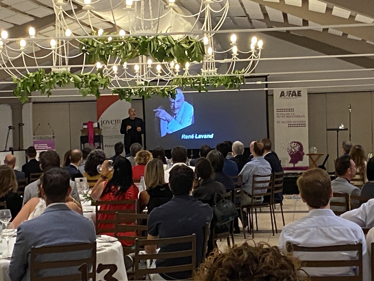 thinkandaction's tweet photo. Desde @thinkandaction participando esta noche con @fb_think y el mago @franciszafrilla  en el 20 Aniversario de @Jovempa #Elche a favor de @AFAEX_Alzheimer ✨

🗣 ‘LA MAGIA DE LA PYME’

Muy felices de colaborar y celebrar este cumple solidario junto a tanto empresario valiente 🙌 https://t.co/Em5y3b9LkZ