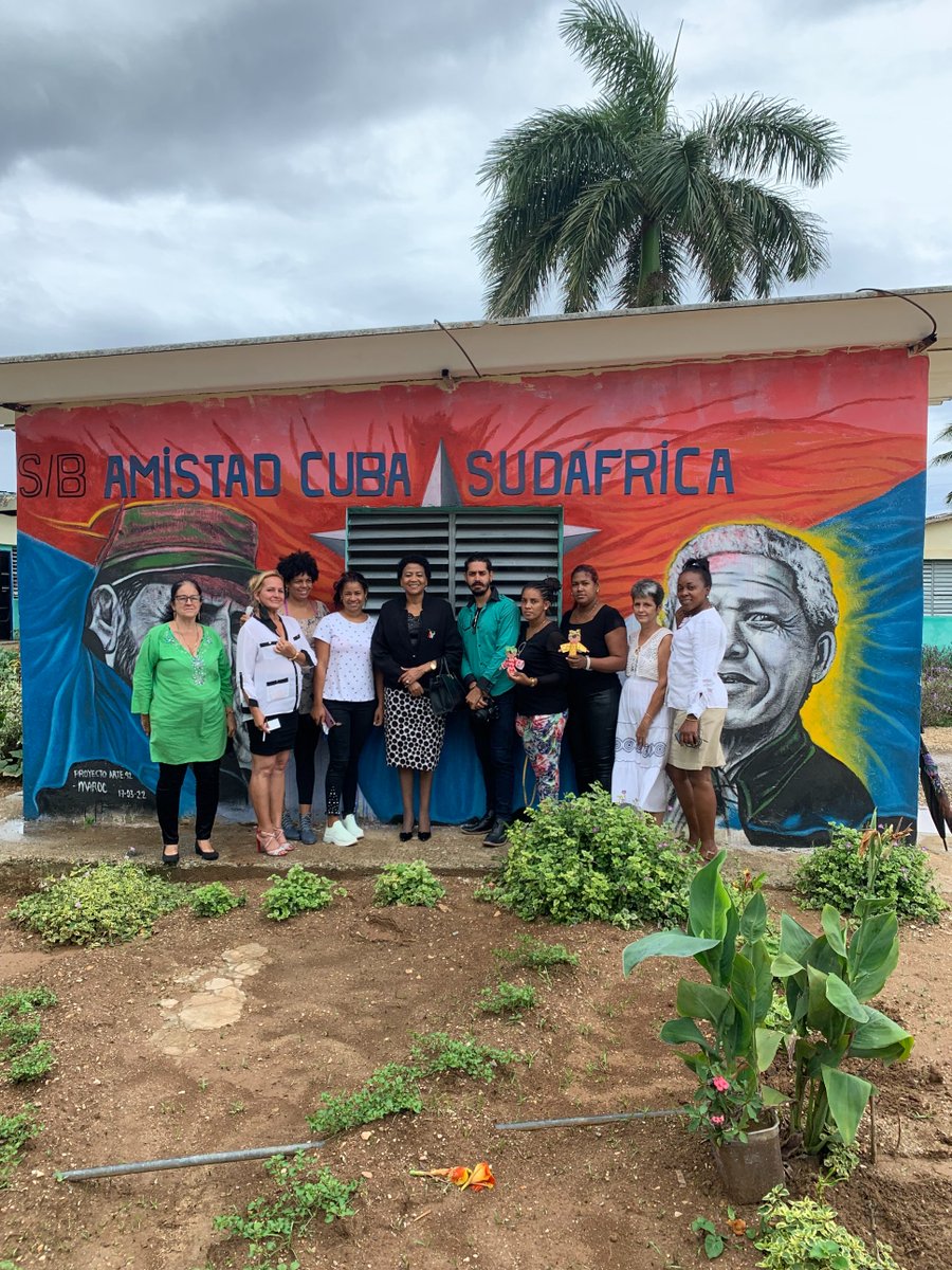 SAEmbCuba's tweet photo. El Embajador Phosa visitó la escuela secundaria basica Amistad Cuba-Sudáfrica en las afueras de La Habana para interactuar con personal y los estudiantes, y se comprometió a regresar con más información sobre la historia de Sudáfrica y @NelsonMandela en el #DíaMandela. @AMO_icap https://t.co/43EYVVSdmS